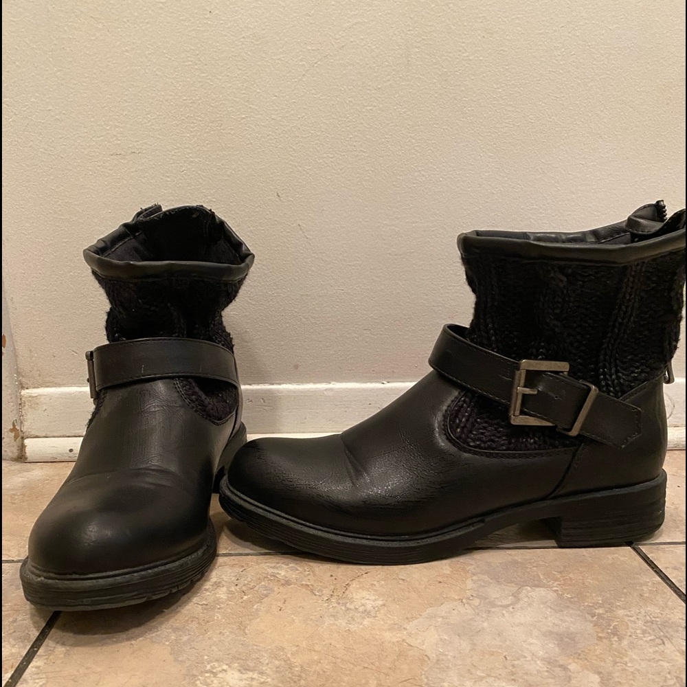 Short sweater moto bootie